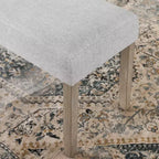Panca imbottita, tessuto grigio chiaro con gambe in legno di gomma