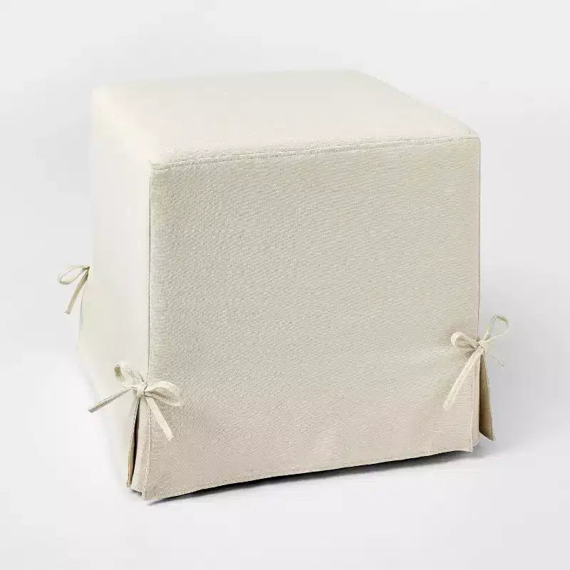 Pouf cubo con rivestimento sfoderabile e dettagli con legacci color crema