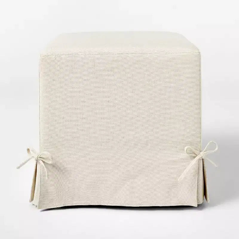 Pouf cubo con rivestimento sfoderabile e dettagli con legacci color crema