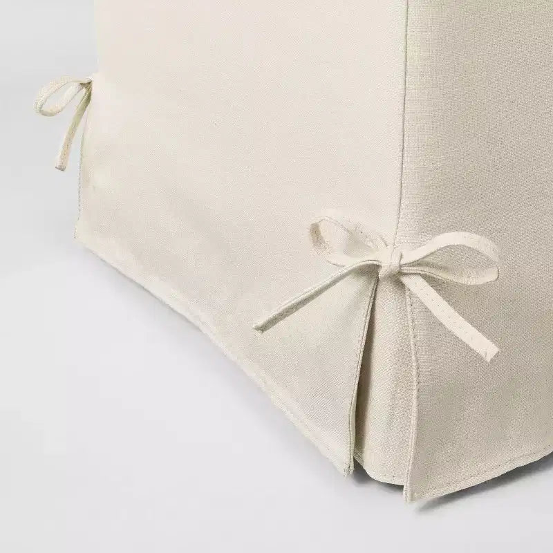 Pouf cubo con rivestimento sfoderabile e dettagli con legacci color crema