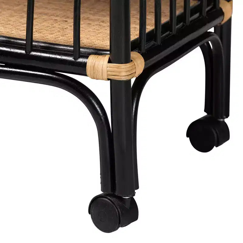 Carrello da Cucina a 2 Ripiani in Rattan Naturale Marrone e Nero Bicolore, Stile Bohemien Moderno