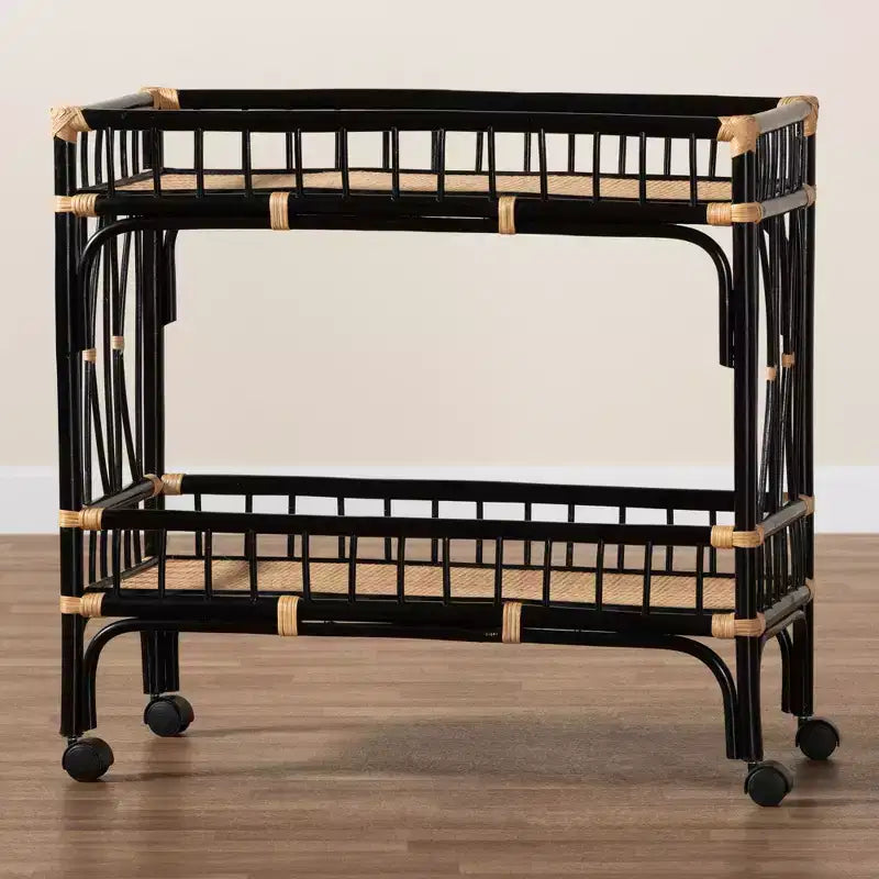 Carrello da Cucina a 2 Ripiani in Rattan Naturale Marrone e Nero Bicolore, Stile Bohemien Moderno